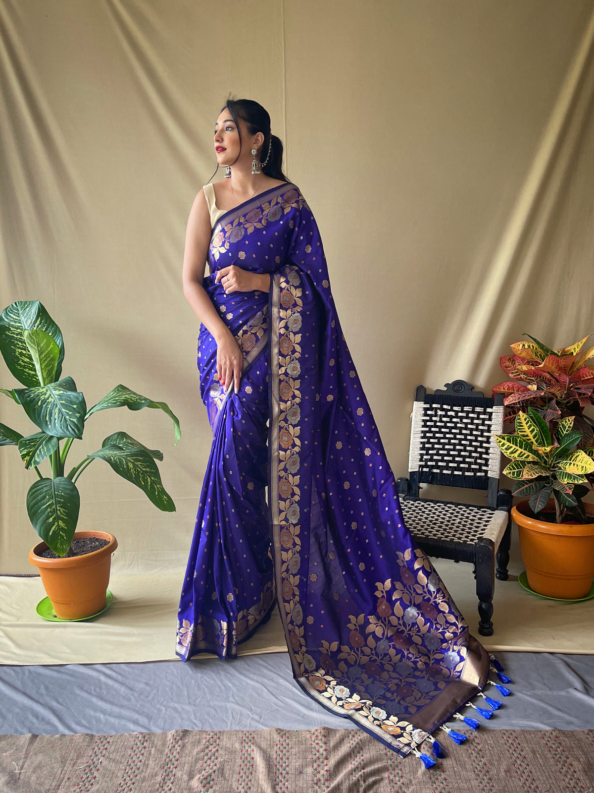 Women's Violet Banarasi Silk Floral Woven Border and Pallu Saree