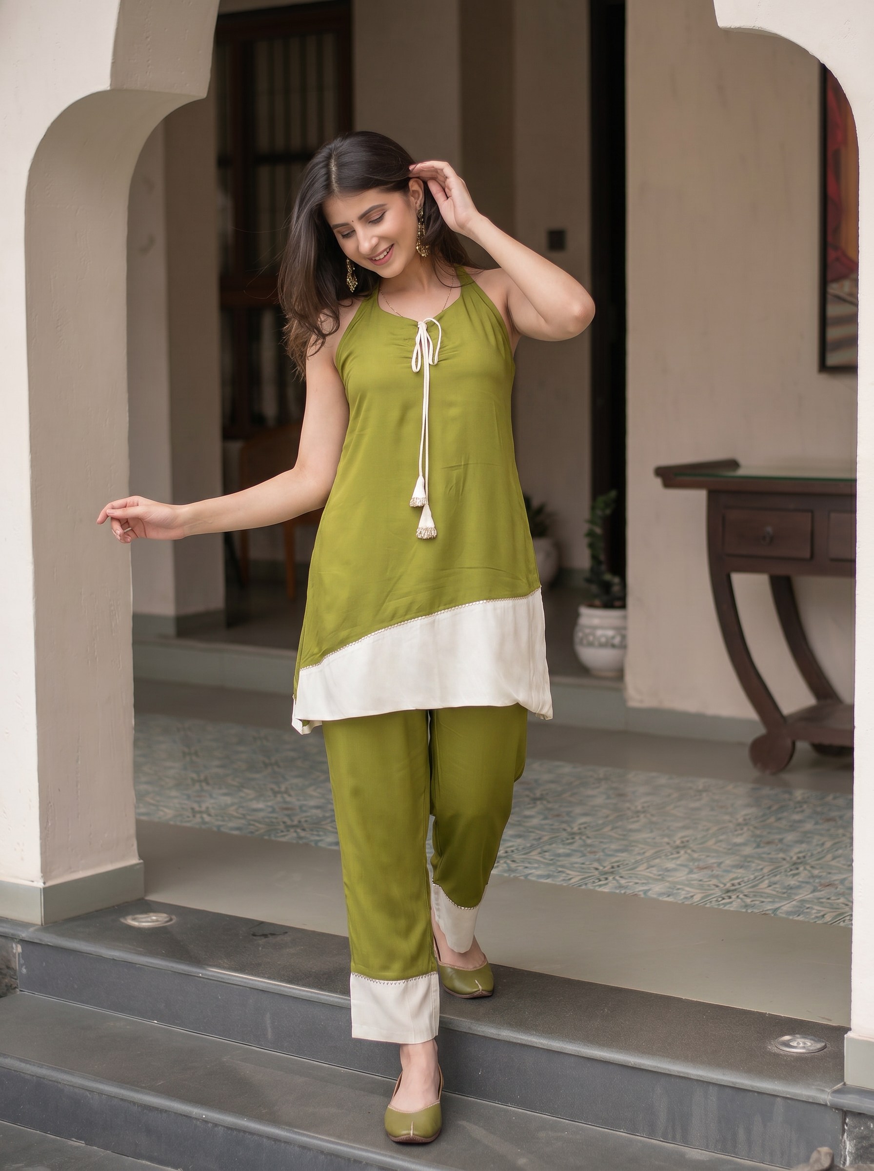 Women's Mehendi Green & Cream Rayon Halter Neck Open Back Co-Ord Set