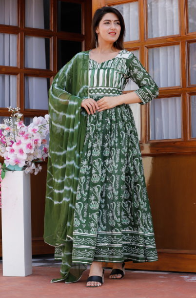 Women's Feel Fresh And Fabulous In Our Floral Printed Gown Set