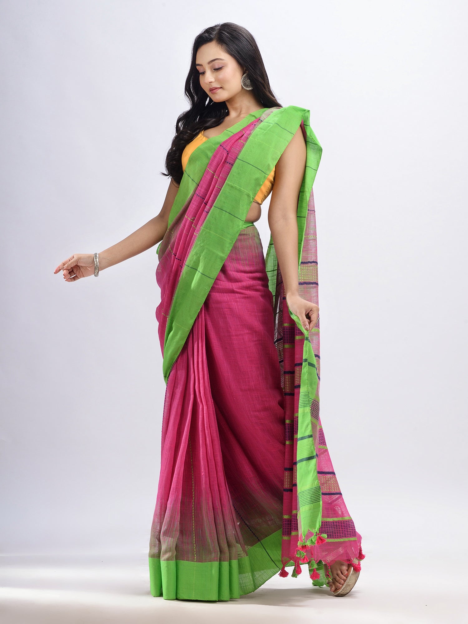 Women's Pink cotton tai dai with solid broder in multi colour pallu hondwaven saree