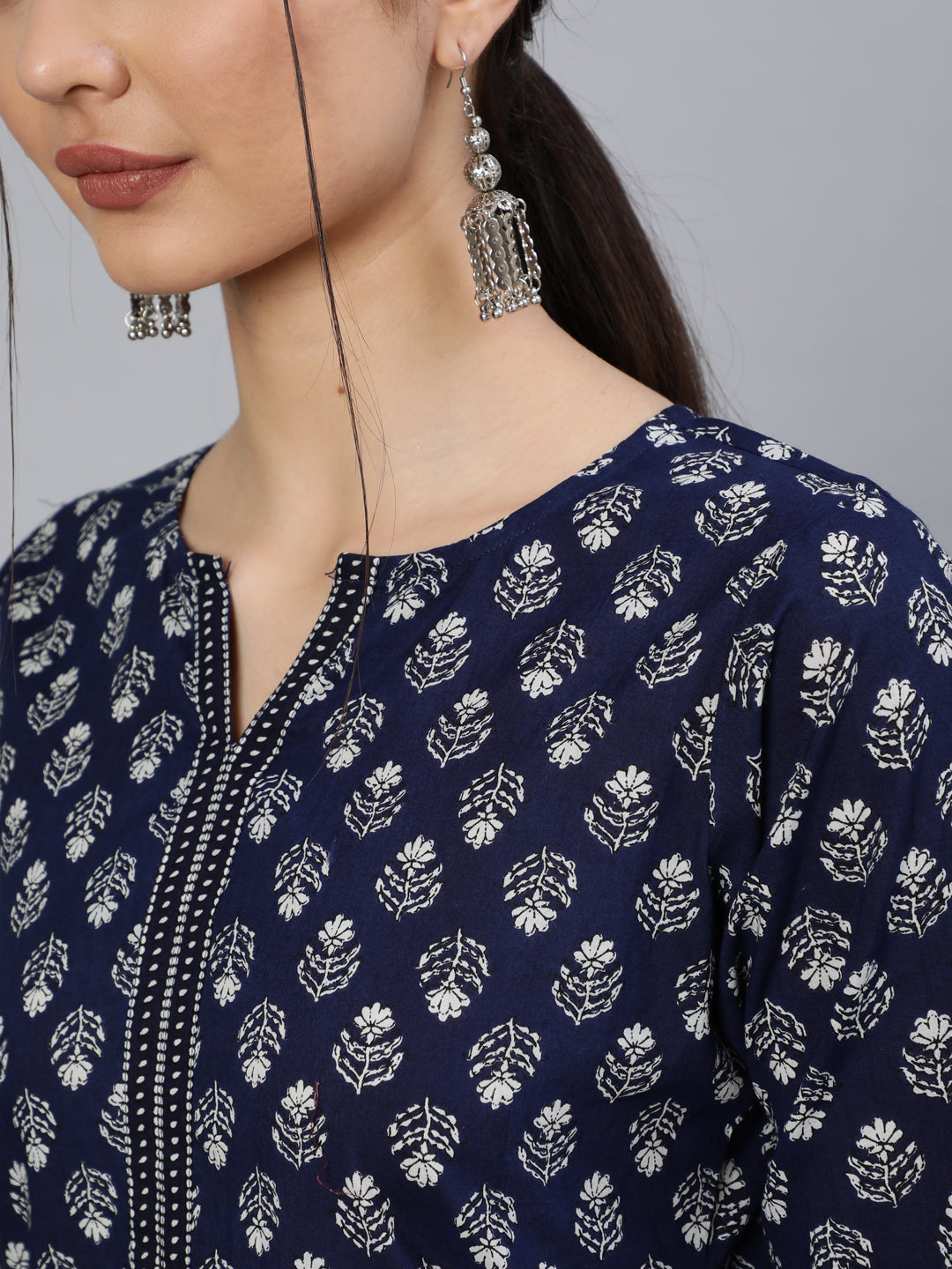 Women's Navy Blue & White Ethnic Motifs Printed Thread Work Cotton Kurta