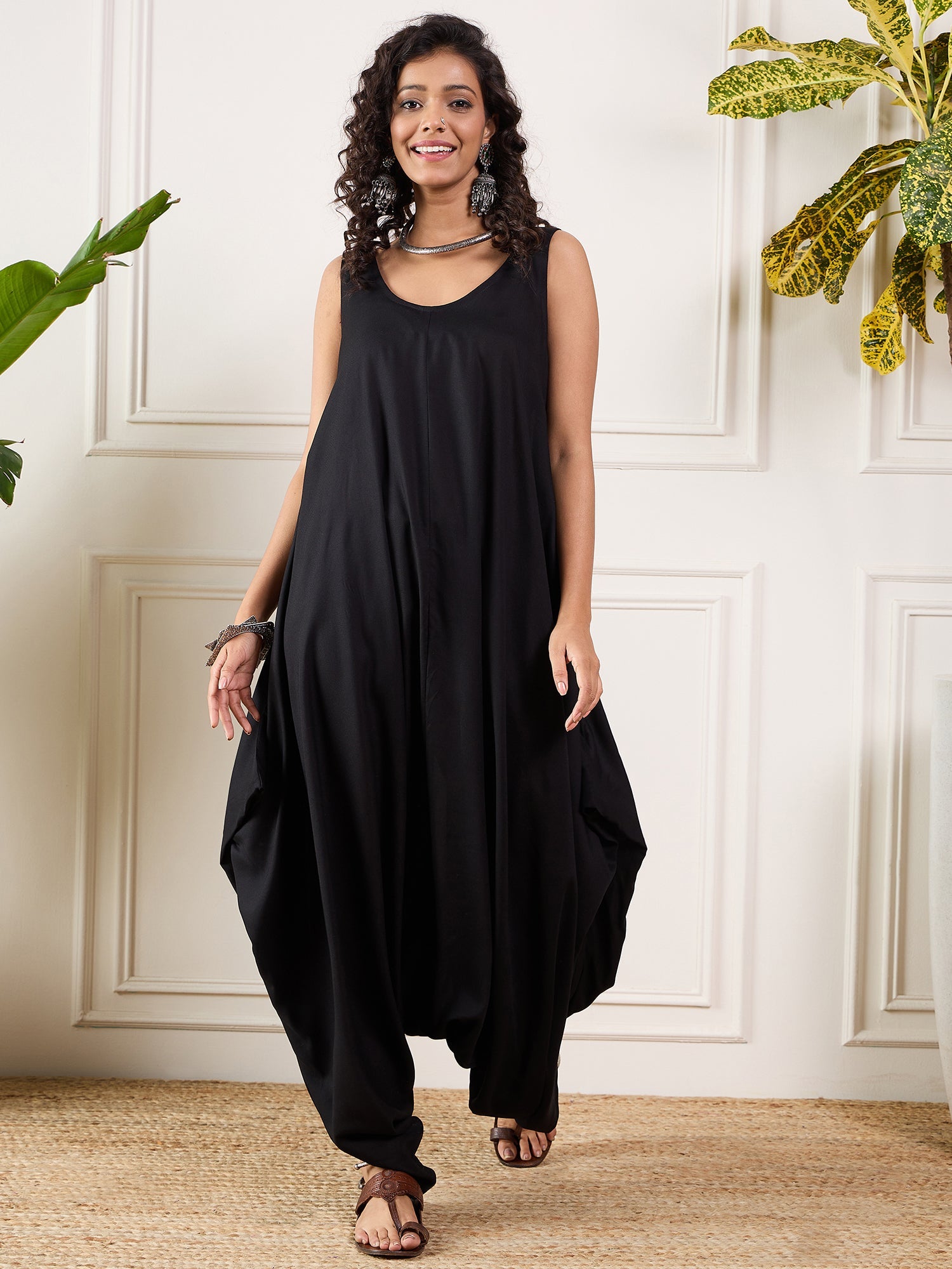 Women's Black Round Sleeveless Jumpsuit