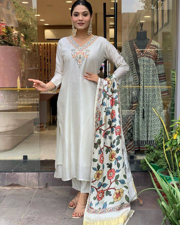 Women's Off White Viscose Chanderi Embroidery Worked V Shape Kurta Sets