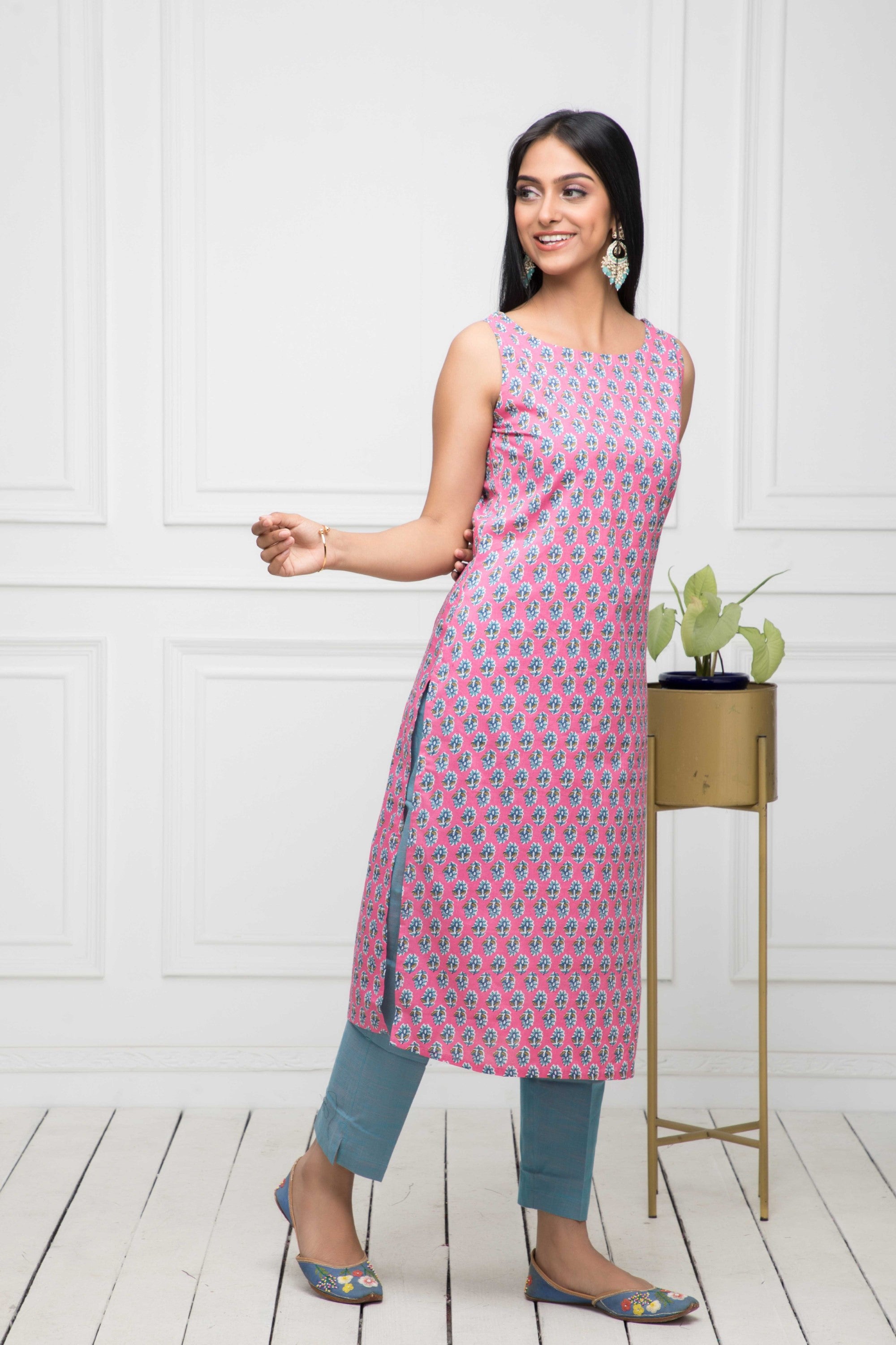 Women's Pink Solid Cotton Straight Round Neck Kurtas