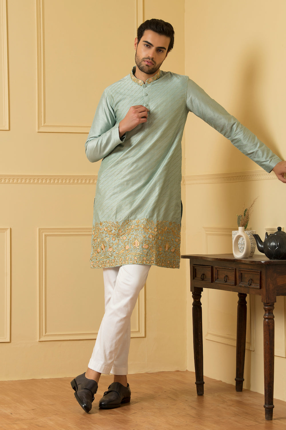 Men's Zari Embroidered Kurta
