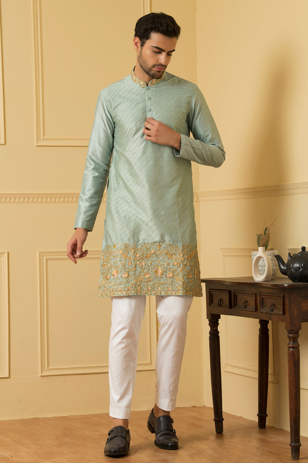 Men's Zari Embroidered Kurta