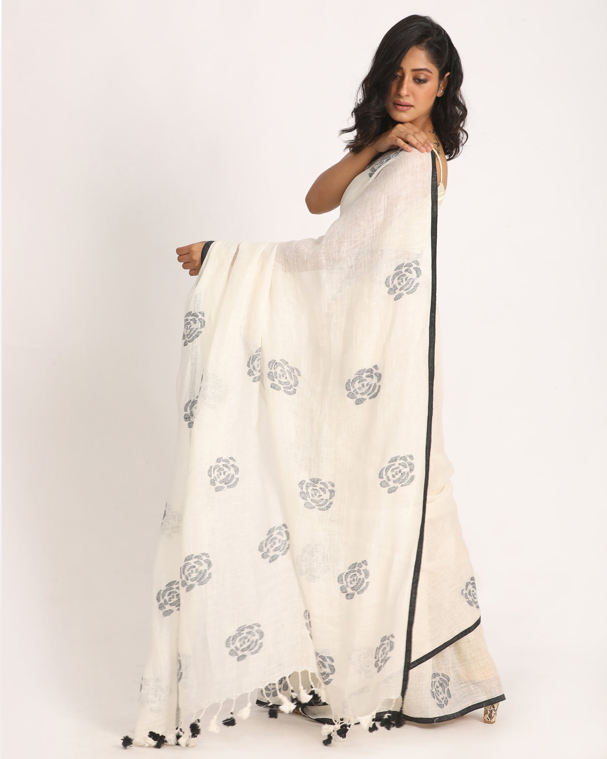 Women's White Traditional Handloom Linen Jamdani Saree